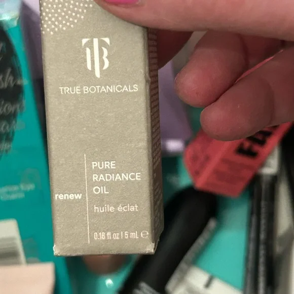 Beauty and Skincare Gift Set - Picture 10 of 16